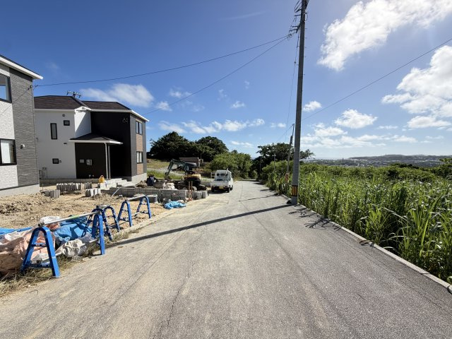 南城市玉城富里（全2棟）の前面道路含む現地写真|※西側公道5.8m～6.8m♪
