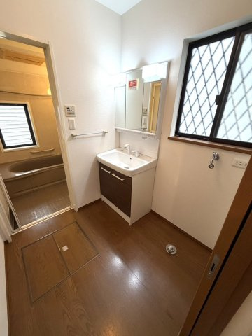 堺市美原区平尾　中古戸建の独立洗面台