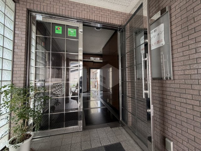 シャトー中野のエントランス