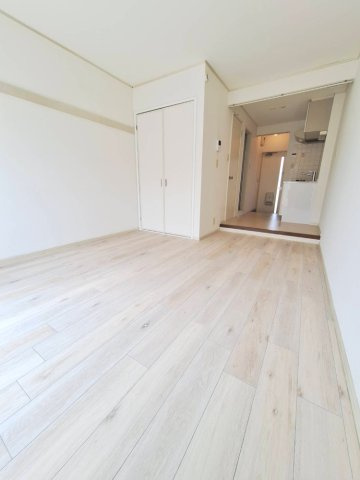 プチシャルムの居間・リビング|7帖　白を基調とした明るいお部屋
※清掃前