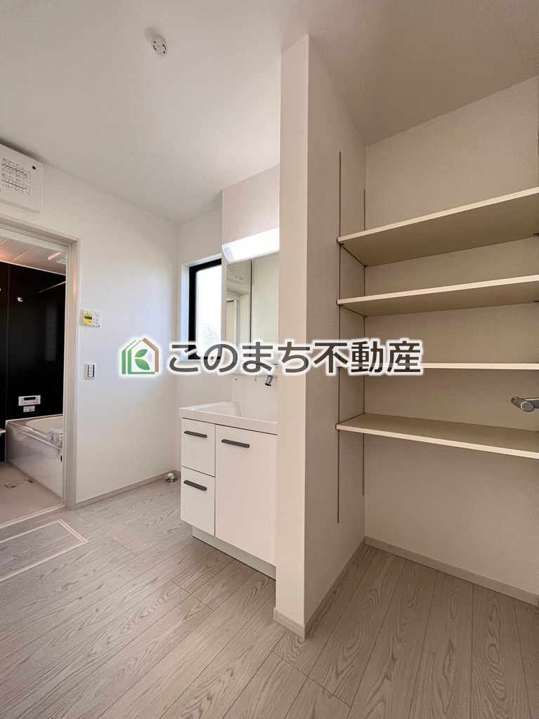 リガーレ宇都宮市鶴田町28期　2号棟の洗面所|同社施工物件の写真です。※建具やフローリング、その他仕様が違う場合がございます。シャンプードレッサーで朝の身支度♪伸びるホースでお掃除も簡単清潔です！