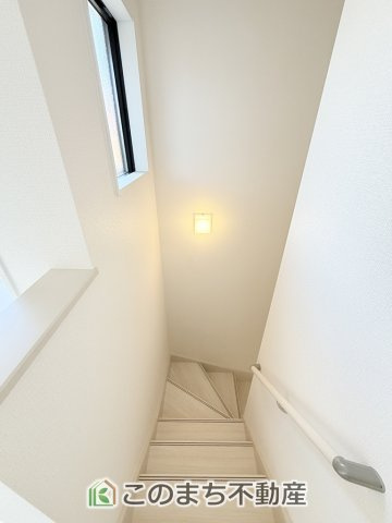 リガーレ宇都宮市鶴田町28期の内装|手すり付きで小さなお子様にも安心の階段スペースです☆