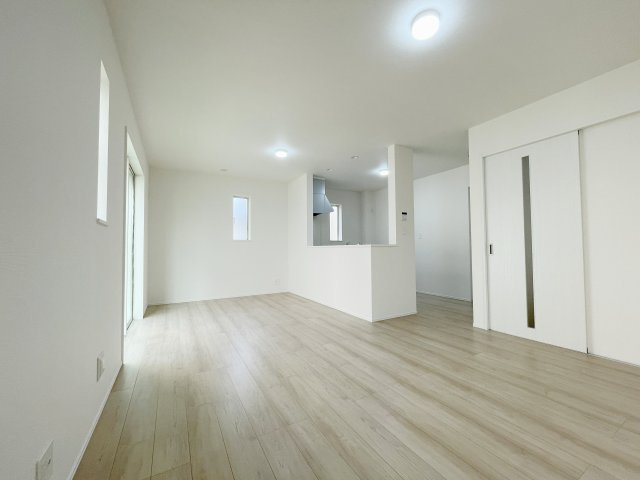 新築戸建・新築建売　玉村町南玉　中央小学校・玉村中学校の居間・リビング|対面キッチンなのでリビングで小さなお子様が過ごしていても見守りができるので安心して家事ができますね！