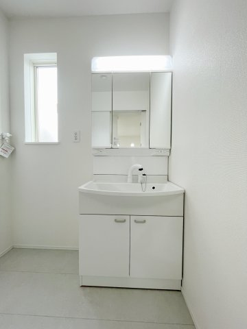 新築戸建・新築建売　玉村町南玉　中央小学校・玉村中学校の独立洗面台|三面鏡付き洗面台は鏡の内側に歯ブラシなどの小物を収納できます！