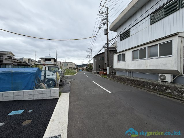 秦野市ひばりケ丘第2　新築戸建　全4棟1号棟の前面道路含む現地写真