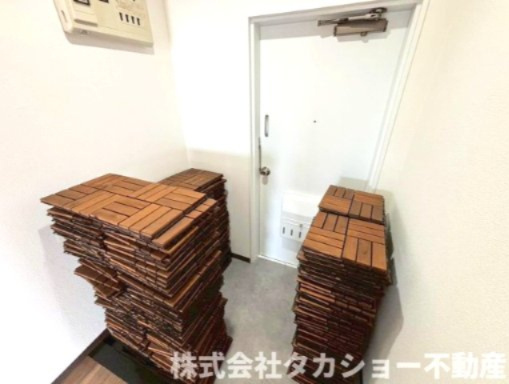 【玄関】 | メゾン本町 | このタイルはルーフバルコニーへ設置致します。