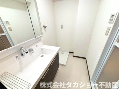 【独立洗面台】 | メゾン本町 | 独立洗面台、小物を置くことができて便利です