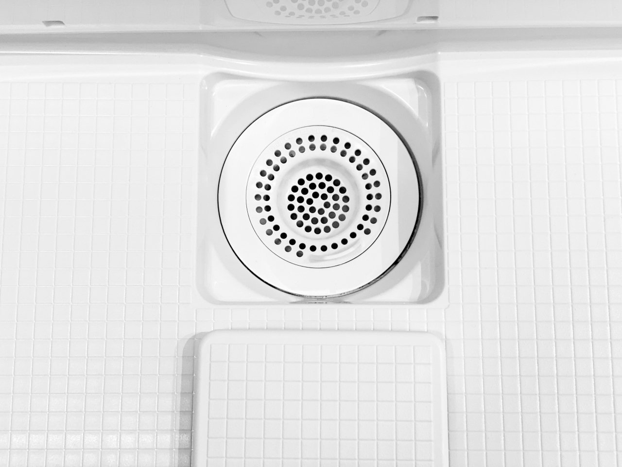 柏崎市米山台３丁目　戸建ての防犯設備|【同仕様写真】新品交換するユニットバスの排水口は、流れる水の力だけで髪の毛をキレイにまとめてくれ、簡単に捨てられるのでお掃除がラクにできます。