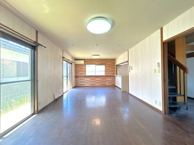 柏崎市米山台３丁目　戸建てのその他|別角度から見たリビングの写真です。