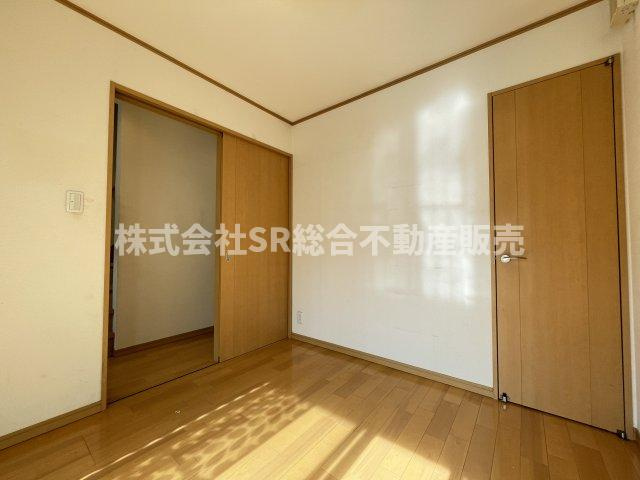 布市町2丁目中古戸建の洋室|使い勝手のいい洋室です