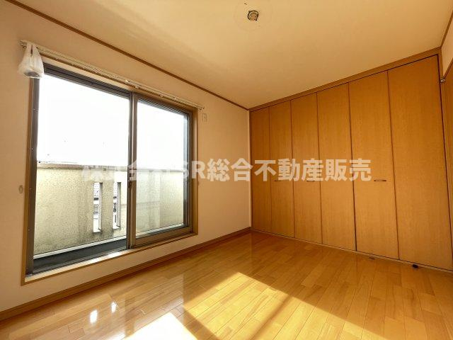 布市町2丁目中古戸建の寝室|大きな窓から採光たっぷり入るので明るいお部屋です！寝室にいかがでしょうか。