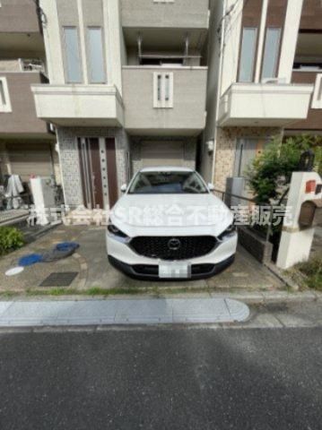 布市町2丁目中古戸建の駐車場|駐車場はスペース2台分有（車種による）！前道5.7ｍと広く駐車しやすいです！