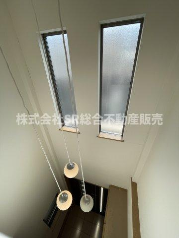 布市町2丁目中古戸建の内装|玄関は吹抜けになっており、天井が高く、開放感のある空間です！