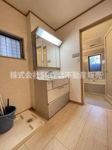 布市町2丁目中古戸建の脱衣所|室内洗濯機置場もあり清潔感のある脱衣場です！