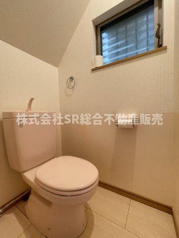 布市町2丁目中古戸建のトイレ|トイレが2か所にあるので、朝の身支度もスムーズに行えます♪（1Fは温水洗浄便座なし）