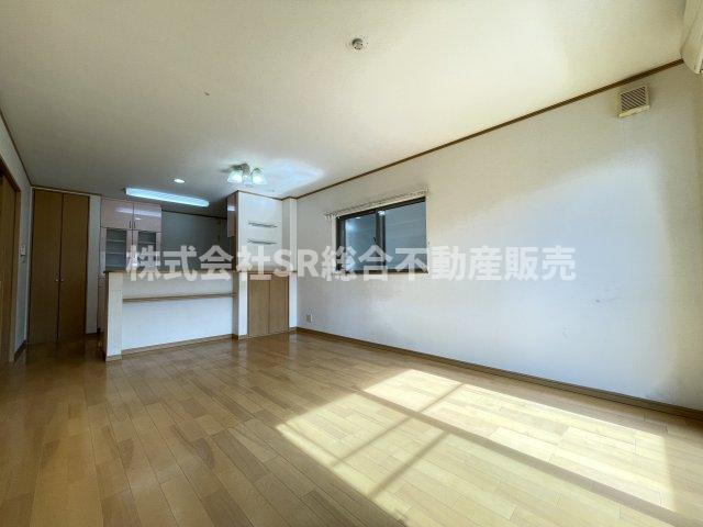 布市町2丁目中古戸建の居間・リビング|ゆったり過ごせるリビングです