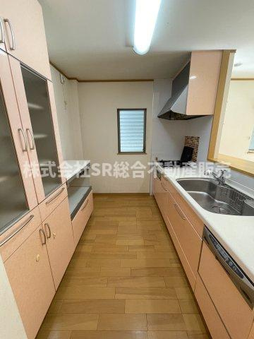 布市町2丁目中古戸建のキッチン|同系色のカップボードもあります♪