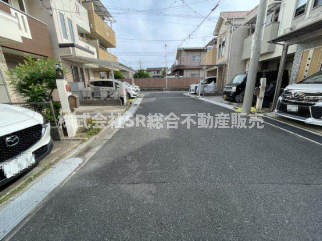 布市町2丁目中古戸建の前面道路含む現地写真|前面道路含む現地写真です