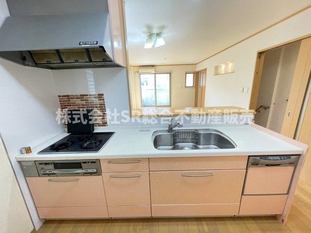 布市町2丁目中古戸建のキッチン|人気の高いカウンターキッチン♪配膳・片付けも楽で、快適にお料理できます！
