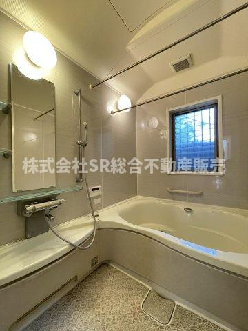 布市町2丁目中古戸建の浴室|足を伸ばしてゆったりと浸かれる浴槽です♪