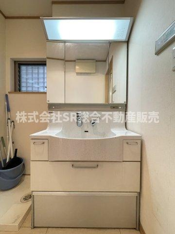布市町2丁目中古戸建の独立洗面台|独立洗面台、鏡の裏に小物を置くことができて便利です！