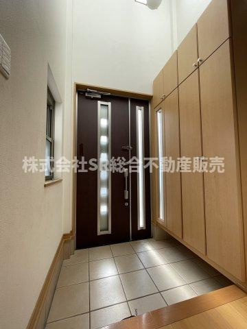 布市町2丁目中古戸建の玄関|明るい吹抜け玄関♪容量たっぷりのシューズボックスもございます！