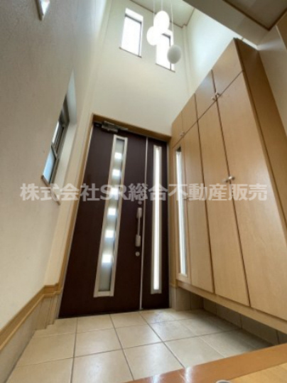 布市町2丁目中古戸建の玄関|明るい吹抜け玄関♪容量たっぷりのシューズボックスもございます！