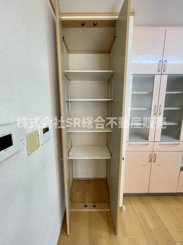布市町2丁目中古戸建の収納|キッチンにはパントリーもあります！