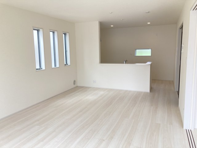 第５富士見町時沢　新築戸建　３号棟の居間・リビング|【イメージ画像】18帖広々リビング。人気の対面式キッチンを配した空間はお好みの家具も合わせやすく、家族がくつろぐ快適な空間造りをサポート。窓からは明るい陽光が差し込みます。