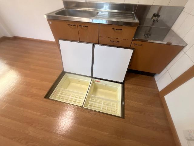 サン・ヴィラージュのキッチン|床下収納