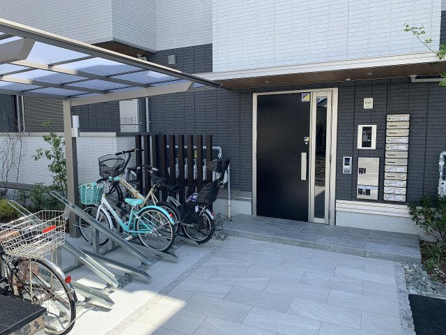 アグレイド北桜塚のエントランス