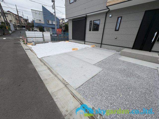 藤沢市高倉３期　新築戸建　全１棟の駐車場|車種により並列２～３台駐車可