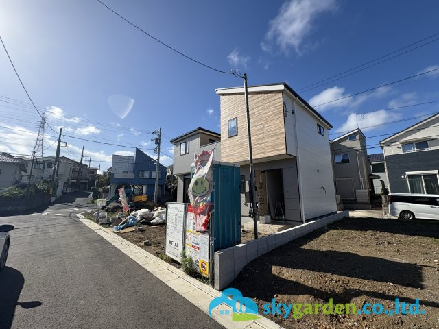 藤沢市高倉３期　新築戸建　全１棟の前面道路含む現地写真|令和8年8月7日撮影（建築中）