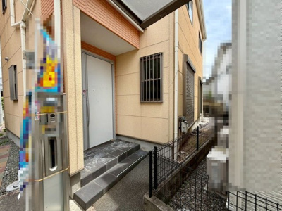 【エントランス】 | 和田町　中古一戸建 | ゆとりの玄関です！シューズボックスございますので、散らかりがちな玄関も片付きますね！