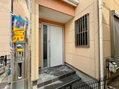 【玄関】 | 和田町　中古一戸建 | 【南向きにつき日当たり良好】たっぷりの陽光に包まれる明るい住まいに気持ちも明るくなりますね♪