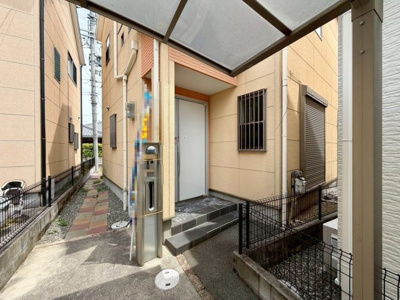 【玄関】 | 和田町　中古一戸建 | 【ＬＤＫ約１４帖】２面採光で日当たりがよく、温かく心地のいいリビング♪居心地の良い快適な安らぎの場所にもなりそうです！