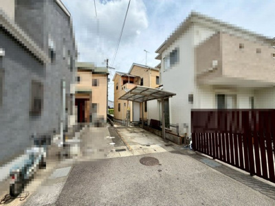 【前面道路含む現地写真】 | 和田町　中古一戸建 | 【浴室に窓ありますよ！】ゆったりとくつろげる綺麗な浴室ですよ！時間短縮でシャワーだけの方も多いですが、一日の疲れを癒すため湯船に浸かれば心身ともにリラックスできますね♪