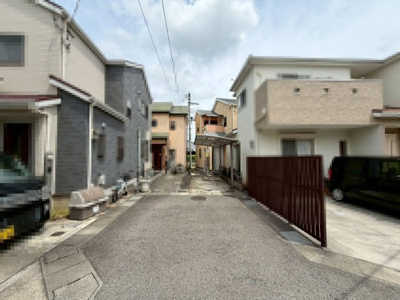 【前面道路含む現地写真】 | 和田町　中古一戸建 | 【ウォシュレット新調します】トイレ１階と２階の２ヶ所あります！忙しい朝や家族の多いご家庭も安心ですね！