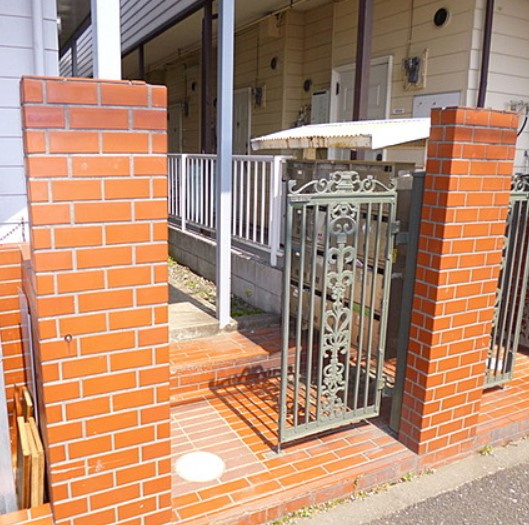 日野市平山４丁目のアパートのエントランス