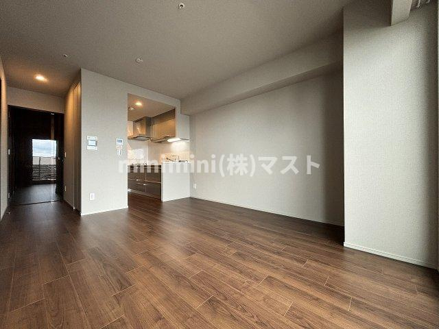 ローレルタワー堺筋本町の居間・リビング|フローリングの色は部屋により異なります