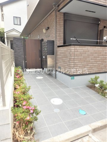 豊島区池袋本町１丁目のアパートのエントランス|変に気張らない、落ち着いた共用部デザイン。ここの風景で既に癒されてしまいます(？)
