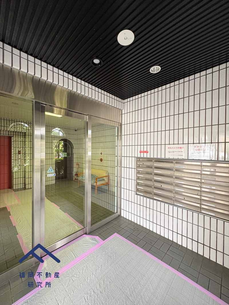 ロイヤルマンション西新のエントランス
