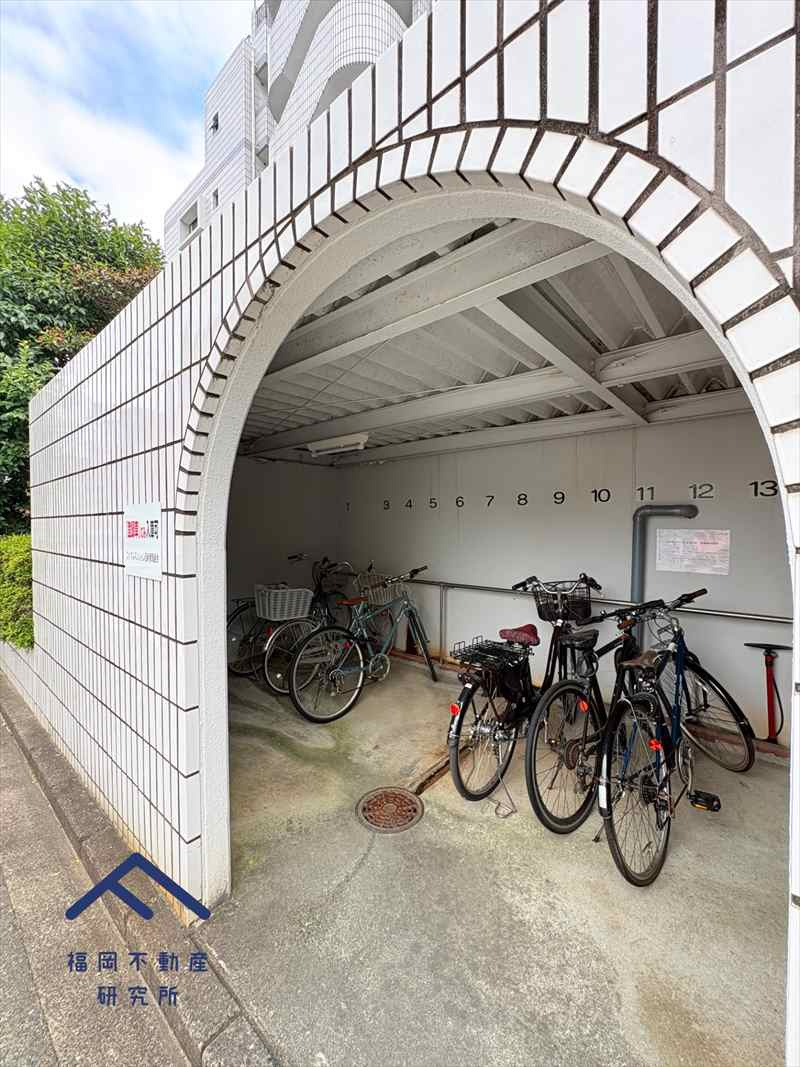 ロイヤルマンション西新の駐車場