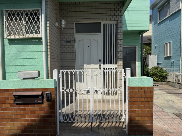 明石市魚住町清水戸建の玄関