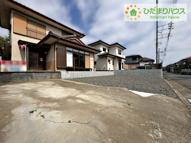 高萩市大字島名　中古戸建の駐車場|時間がない時もらくらくと車の出し入れができる並列駐車場を完備！！