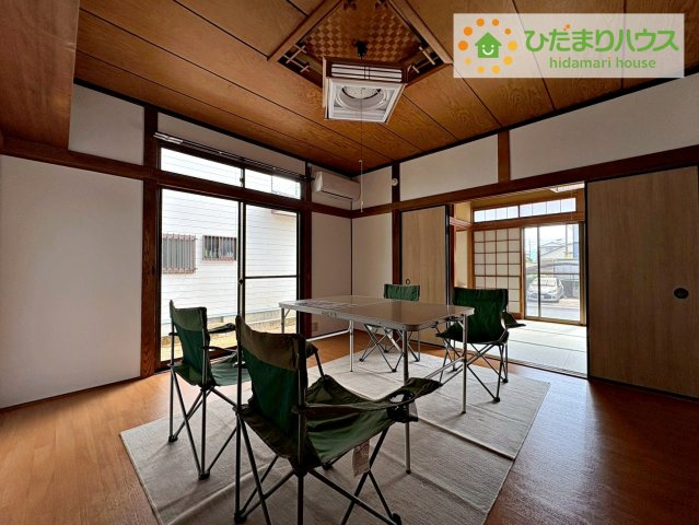 高萩市大字島名　中古戸建の居間・リビング|リビング大きな窓からは、暖かな日の光が降り注ぎます・・・