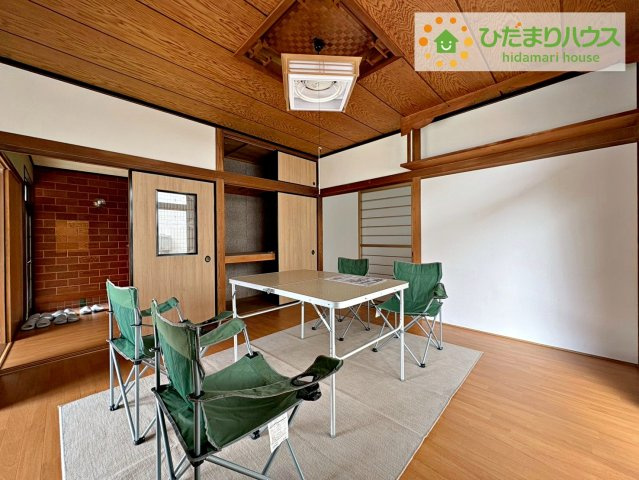 高萩市大字島名　中古戸建の居間・リビング|お子様が元気に遊べる広々としたリビングです。