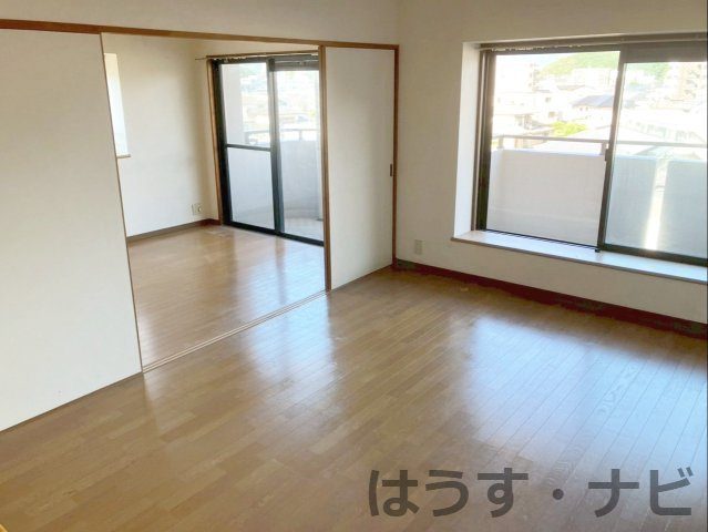 アムール長者原駅前の居間・リビング|※リフォーム中（10月中旬完工予定）
バルコニーに面した明るいリビング！洋室との間仕切りを開放すると、より広々とした空間として利用できます！
