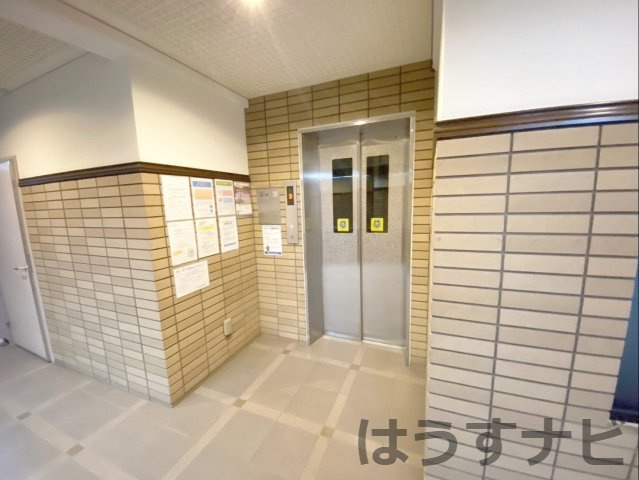 アムール長者原駅前の設備|9人乗りのエレベーターが1基あります！
5階への移動もスムーズ！荷物が多い日も快適にご利用いただけます！