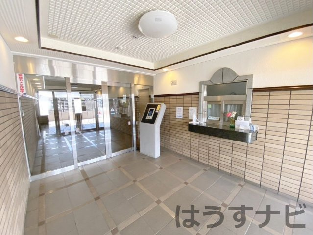 アムール長者原駅前のエントランス|オートロック・防犯カメラ付きのマンション！
管理人室もあり、防犯面の安心感が増しますね！